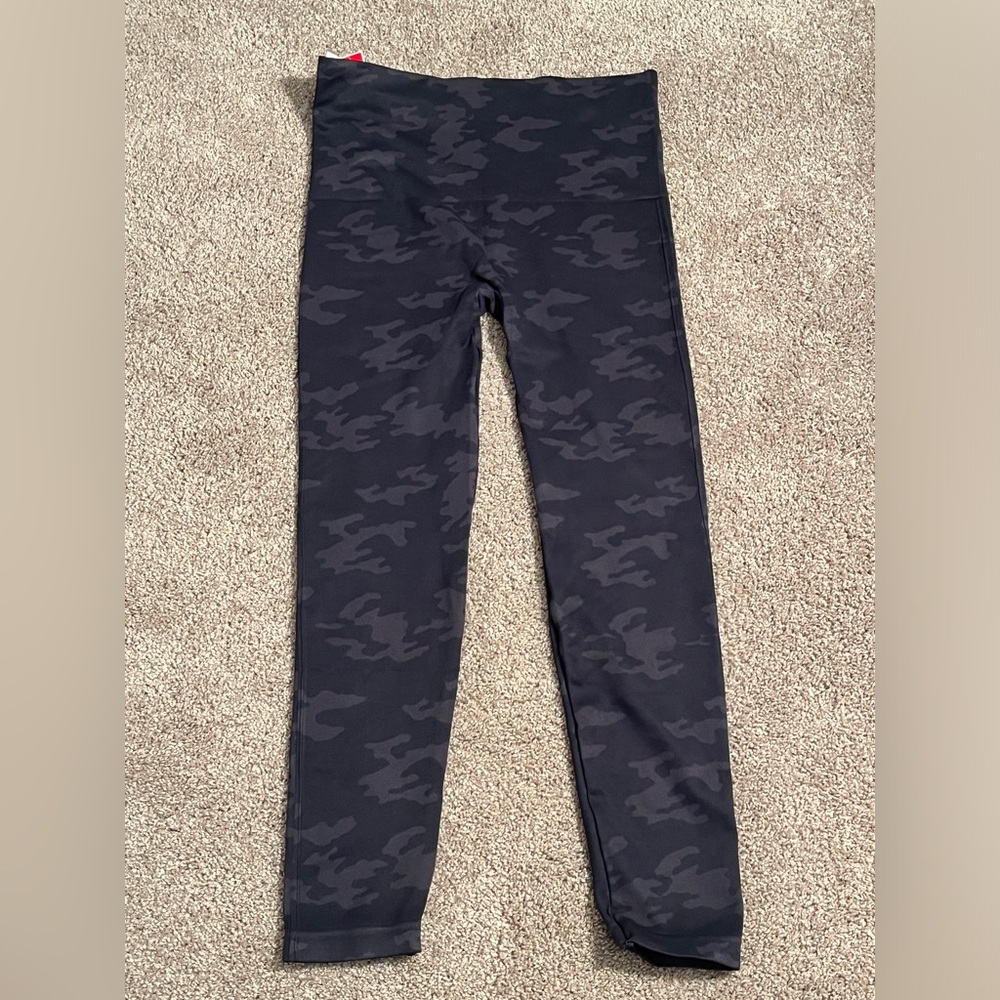 BNWT Spanx Seamless Leggings in Black Camo - 1X